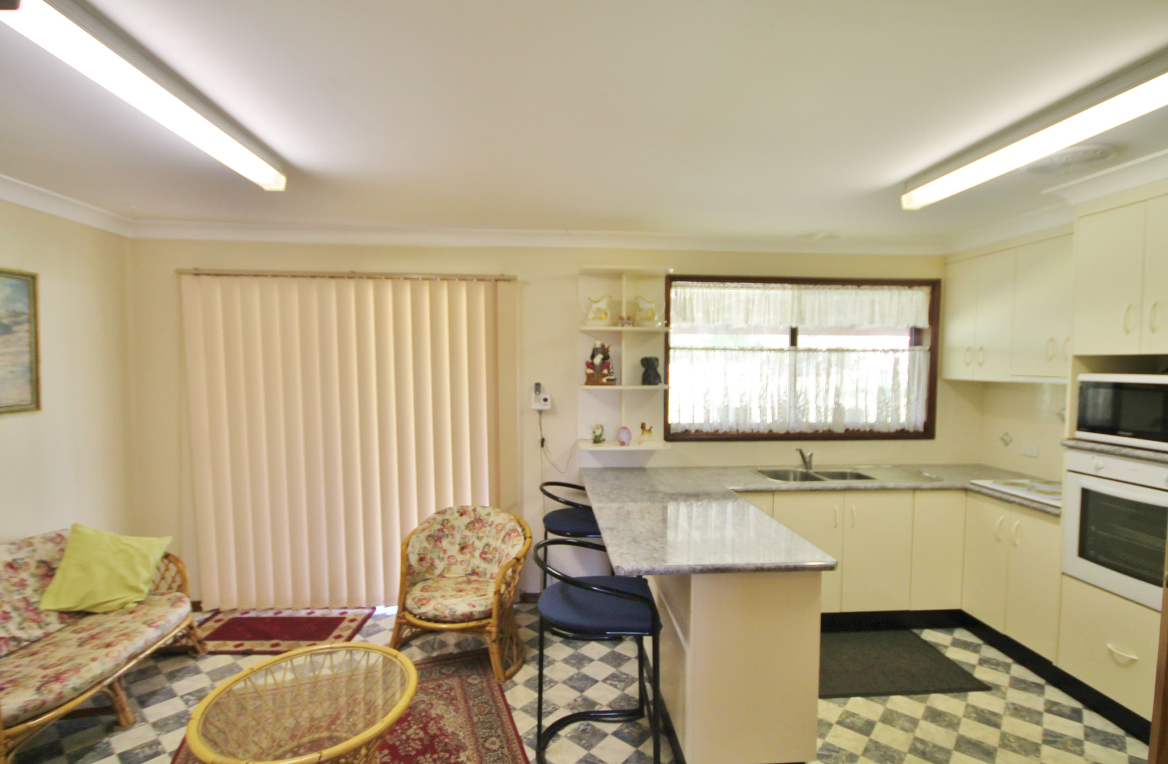 12 Charles Crescent, Young - Thumbnail 4