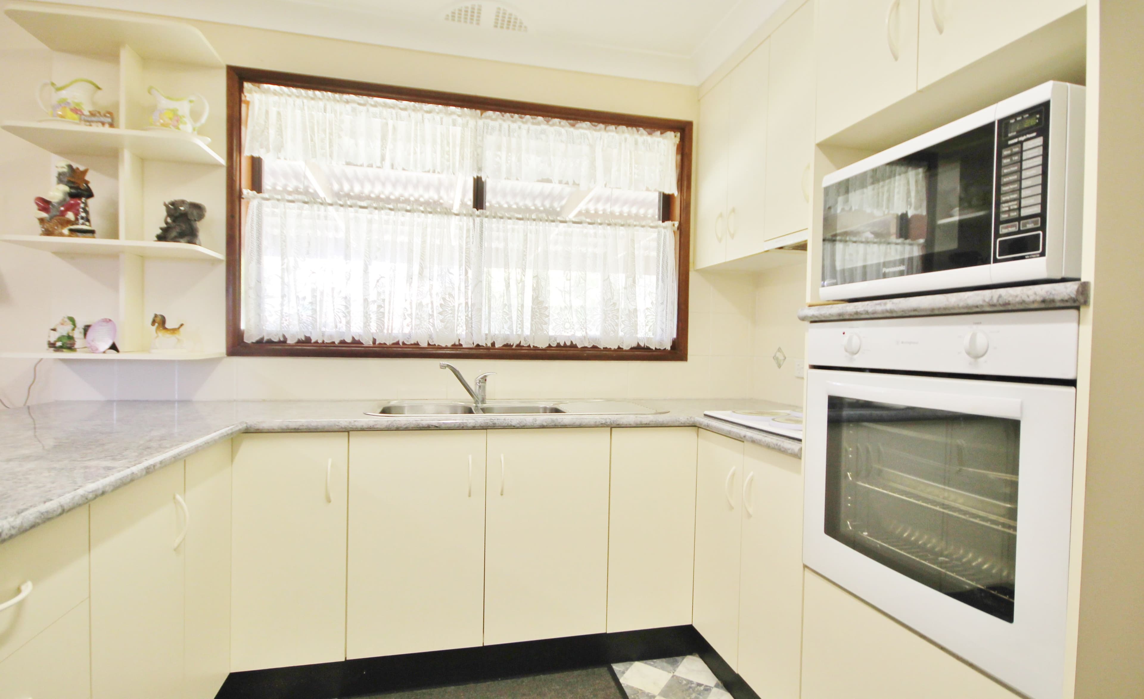 12 Charles Crescent, Young - Thumbnail 5