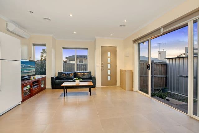 27 Erskine Avenue, RESERVOIR VIC 3073, Reservoir - Thumbnail 2