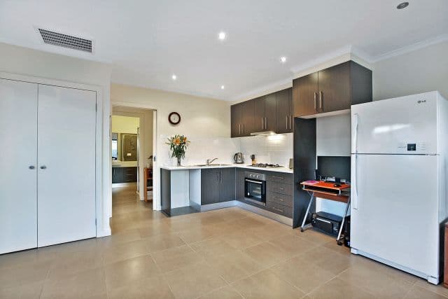 27 Erskine Avenue, RESERVOIR VIC 3073, Reservoir - Thumbnail 4