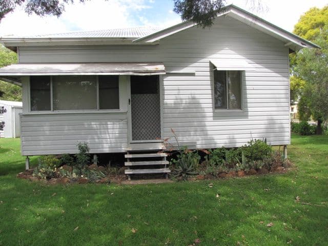 25 West Street, Oakey QLD 4401, Oakey - Image 1