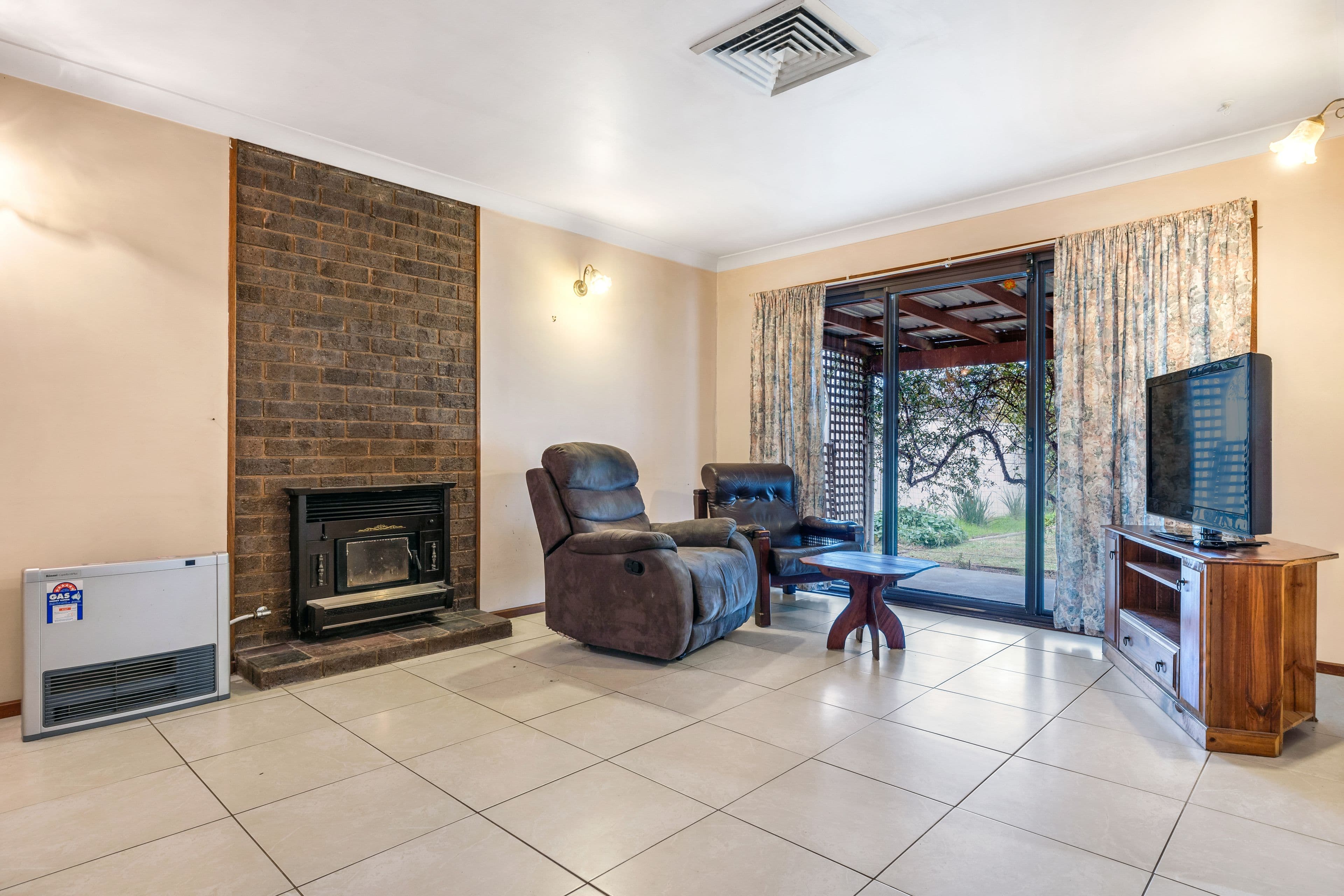 29 Pinaroo Drive, Glenfield Park NSW 2650, Glenfield Park - Thumbnail 2
