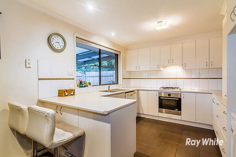 33 Arleon Crescent, CRANBOURNE VIC 3977, Cranbourne - Thumbnail 2