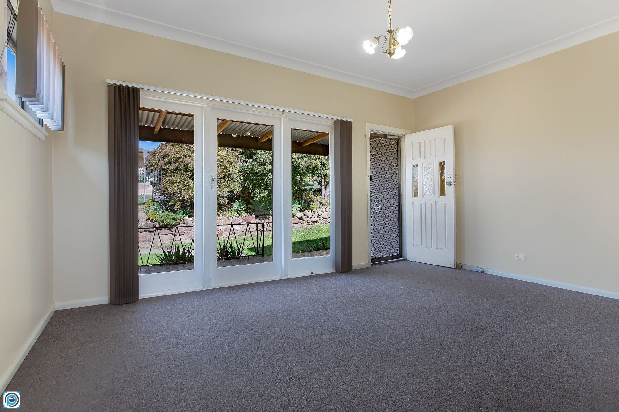 100 Panorama Drive, Farmborough Heights - Thumbnail 2