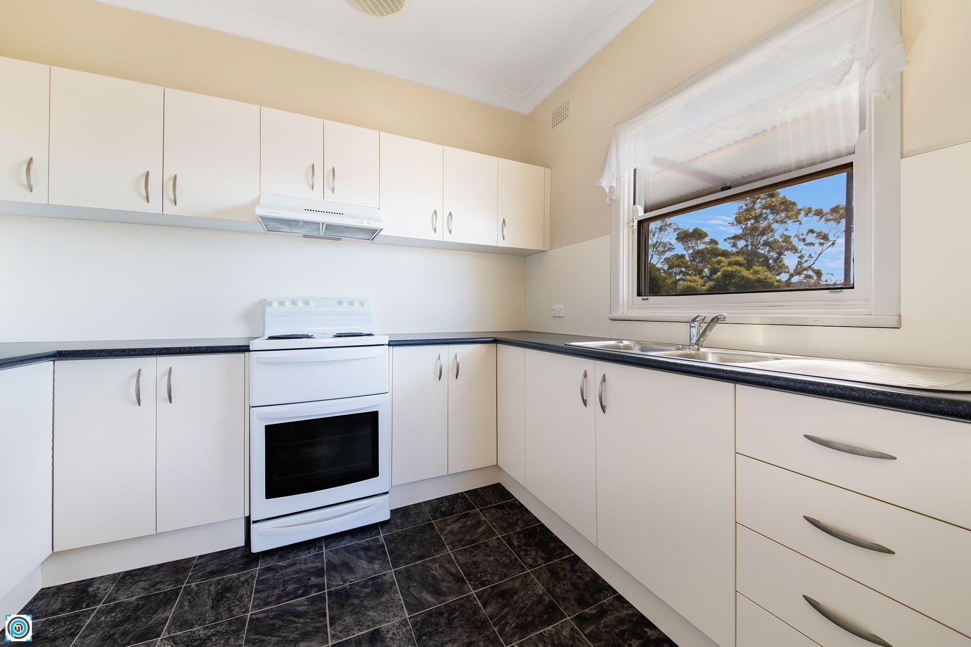 100 Panorama Drive, Farmborough Heights - Thumbnail 3