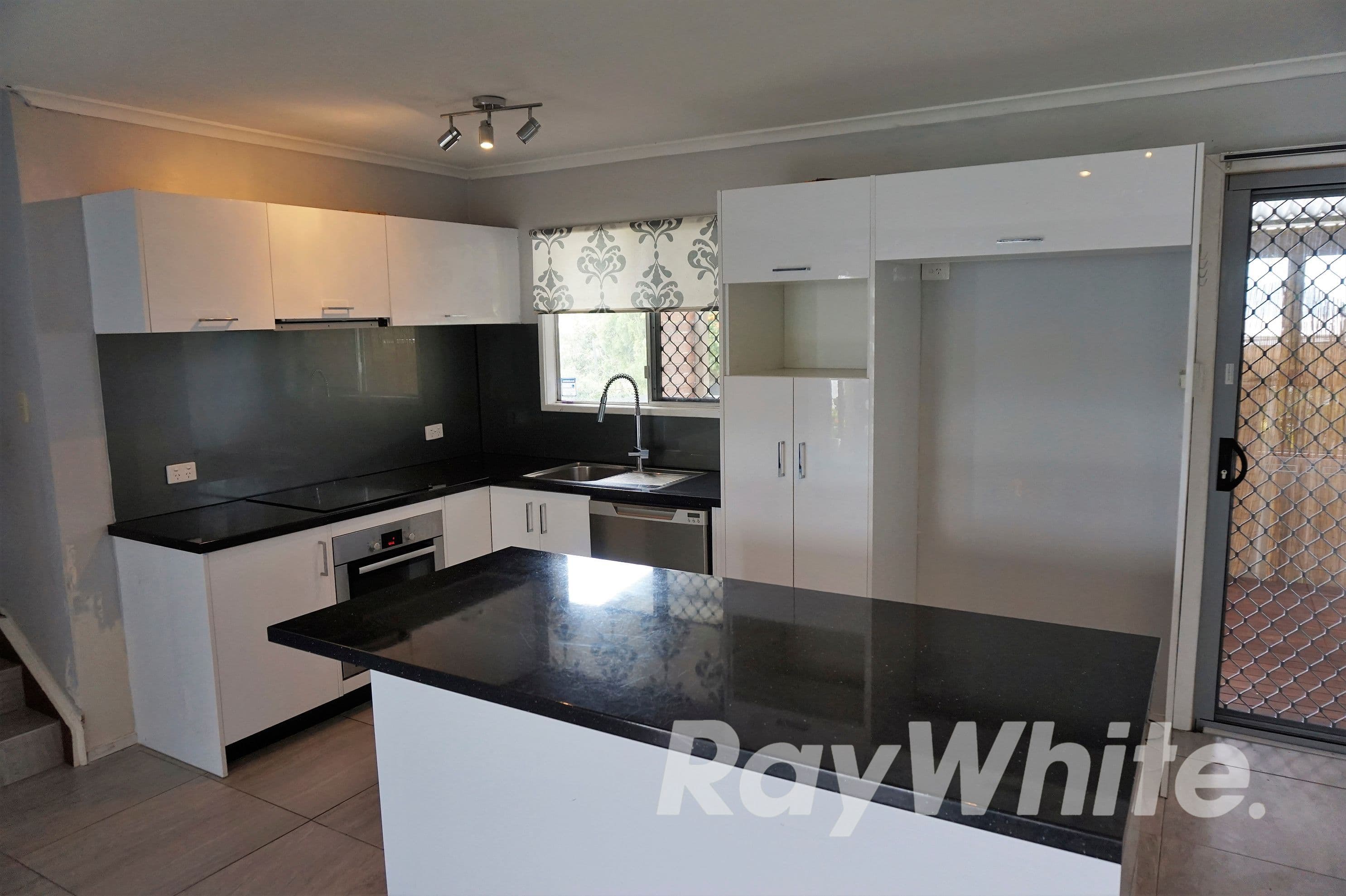 39 Redford Street, Kingston QLD 4114, Kingston - Thumbnail 3