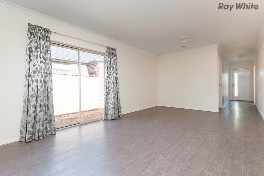 8 Stoneford Chase, Melton South VIC 3338, Melton South - Thumbnail 4