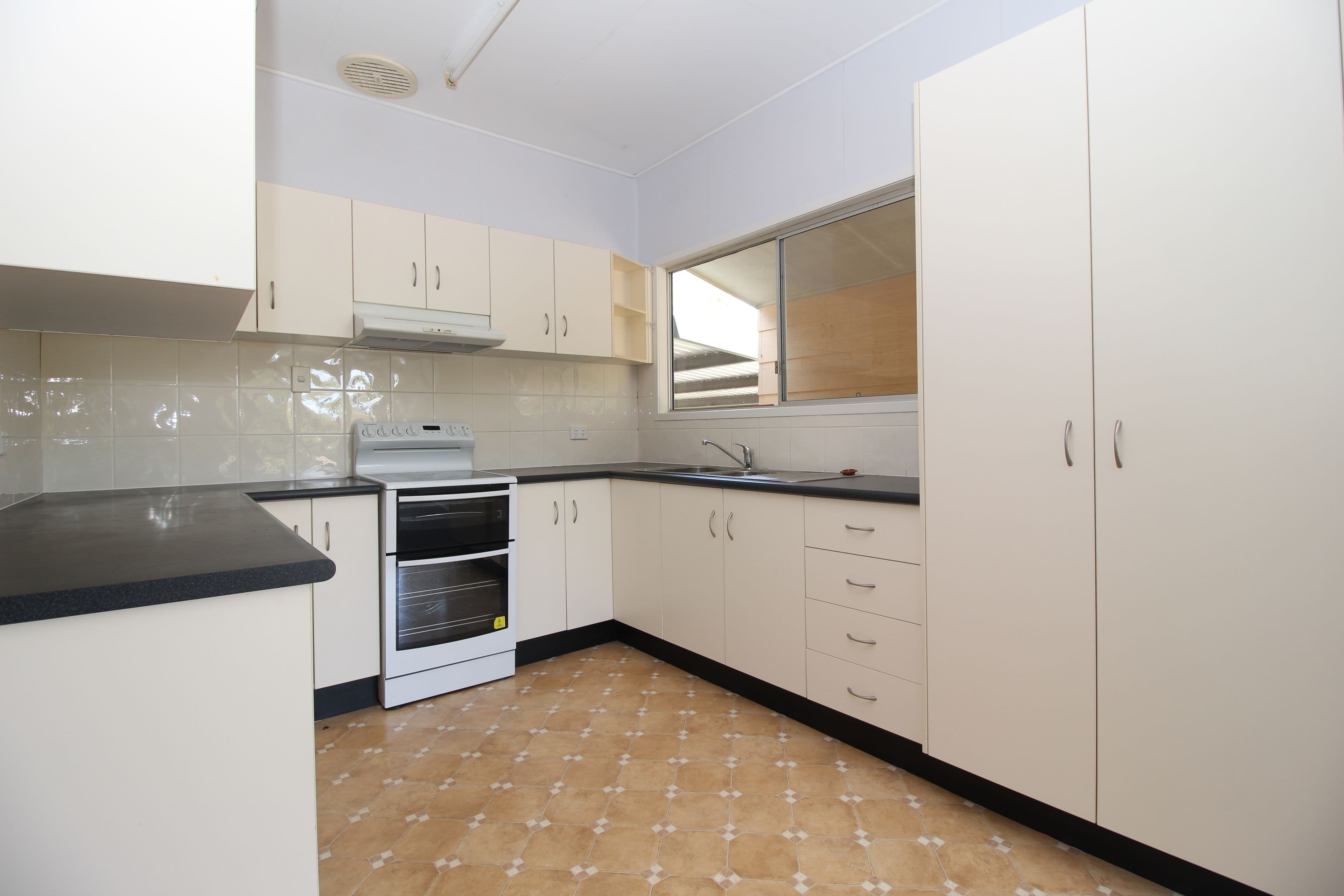7 Roxburgh Street, Capella QLD 4723, Capella - Thumbnail 3