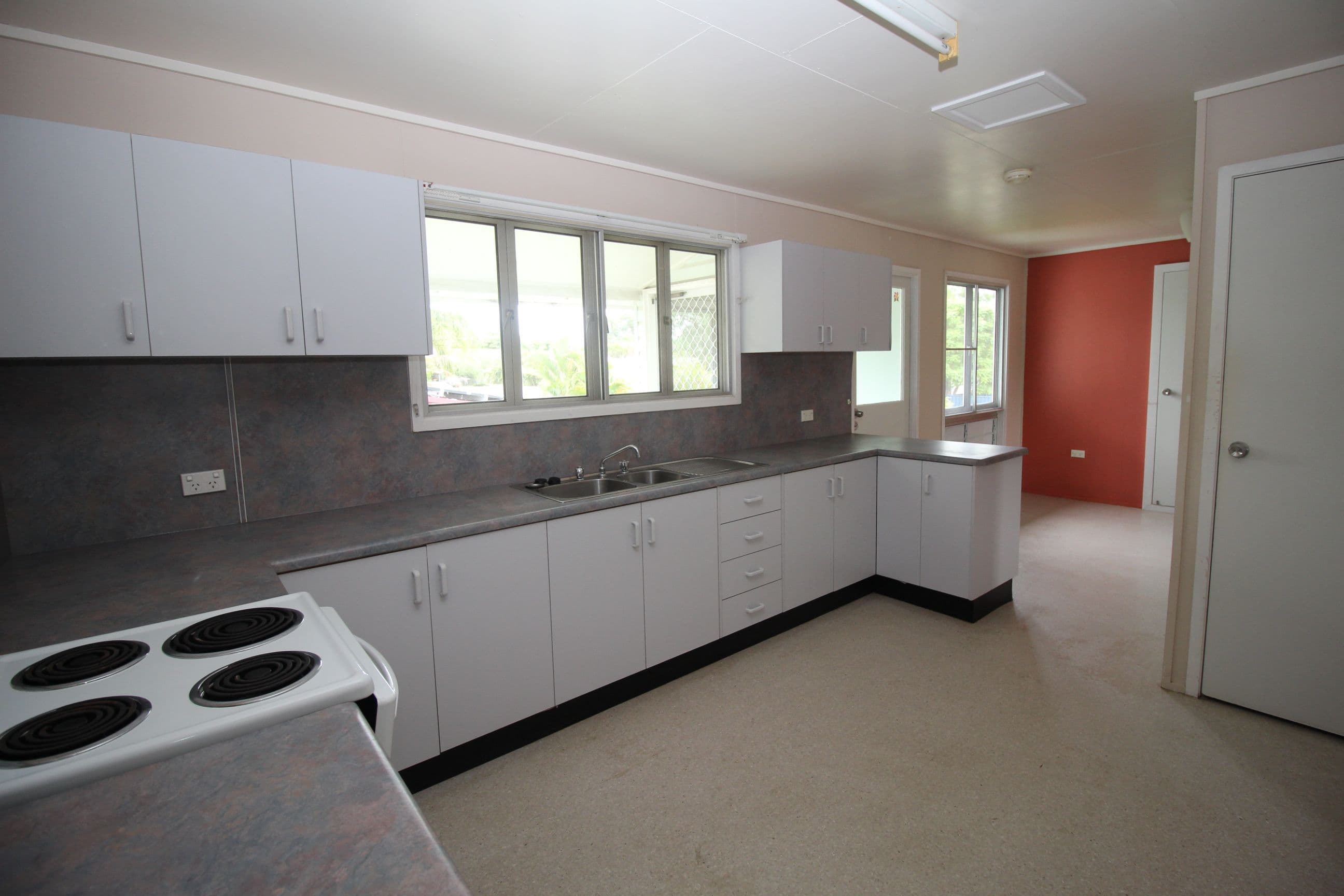 8 Garnet Street, Emerald QLD 4720, Emerald - Thumbnail 3