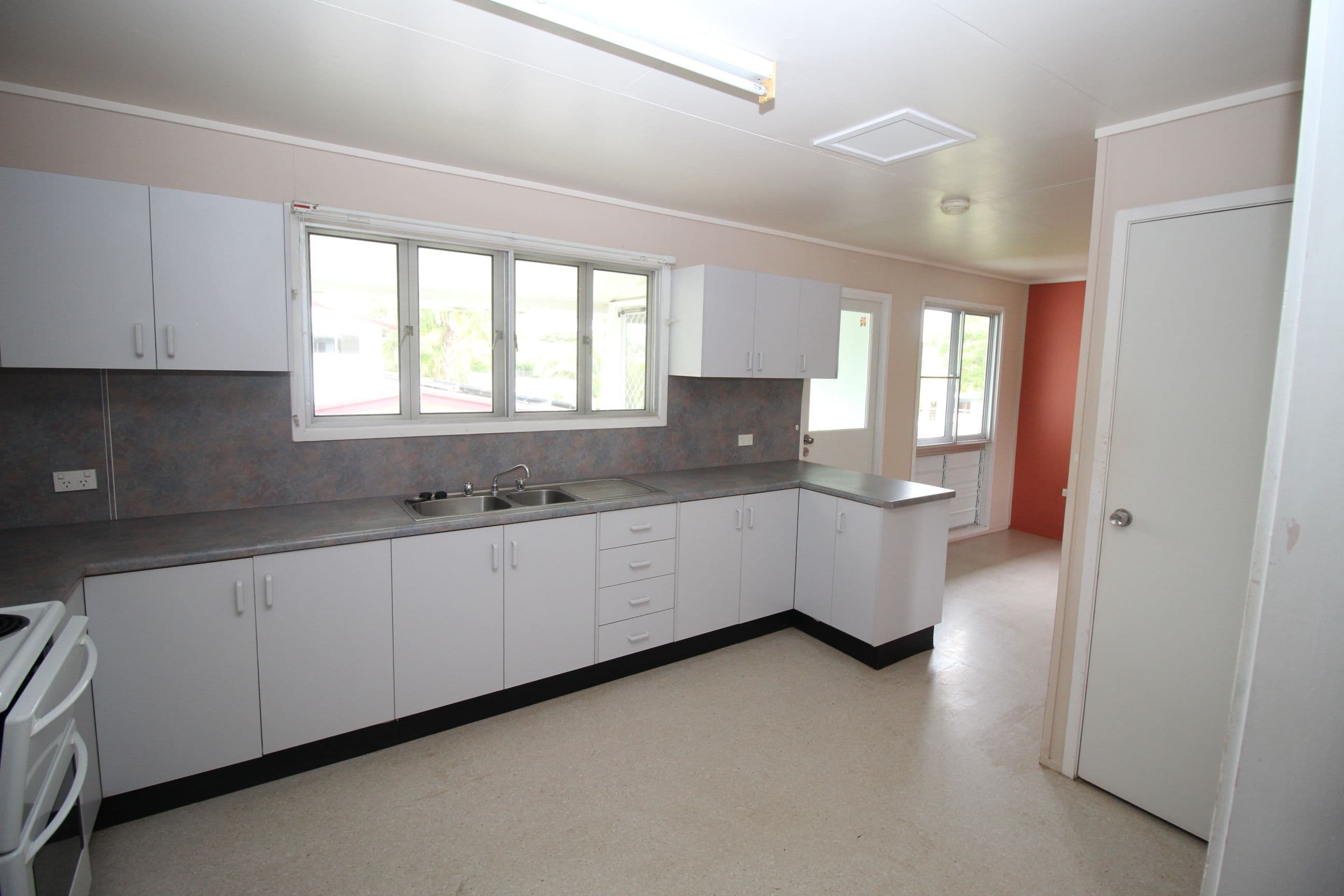 8 Garnet Street, Emerald QLD 4720, Emerald - Thumbnail 4