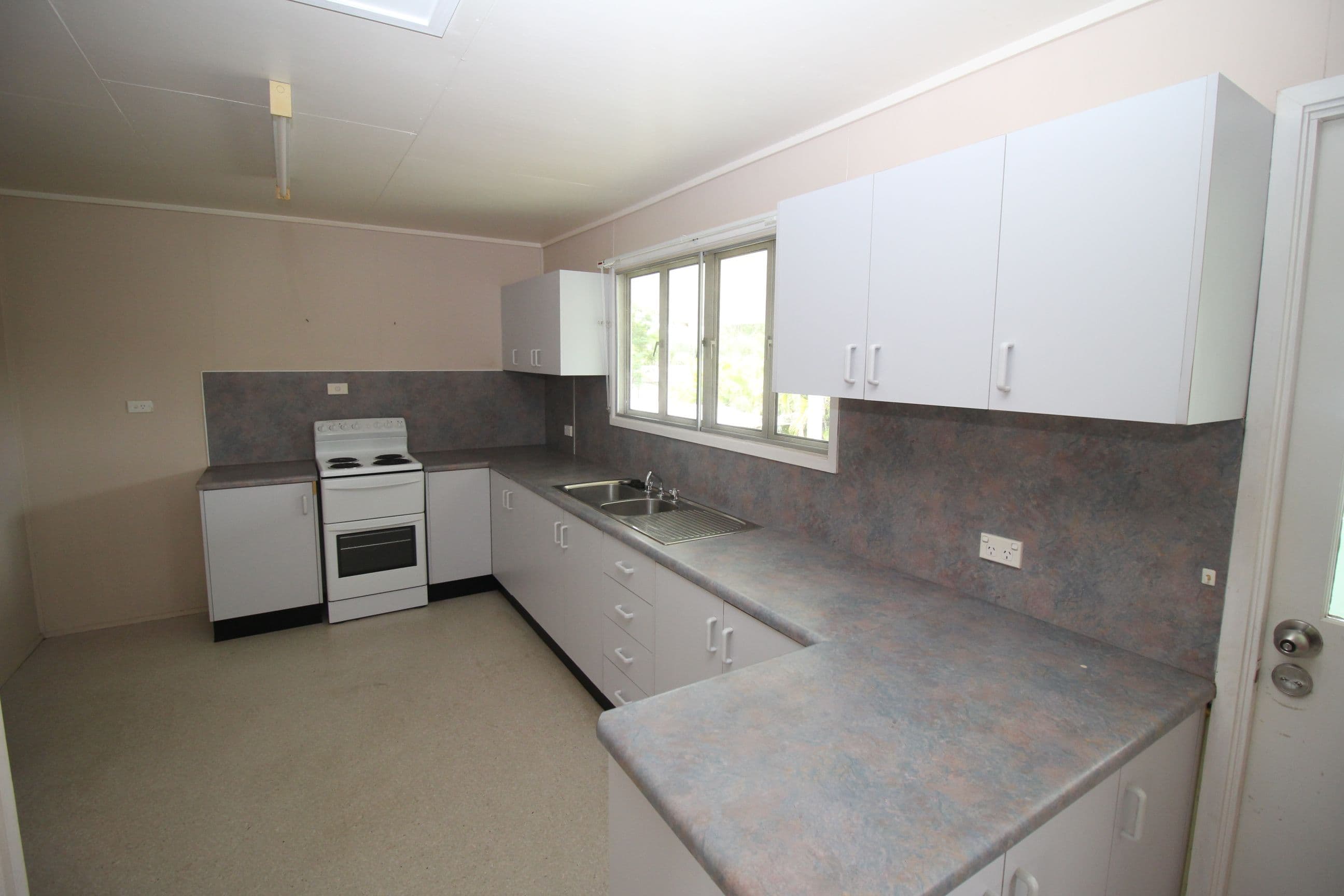 8 Garnet Street, Emerald QLD 4720, Emerald - Thumbnail 5