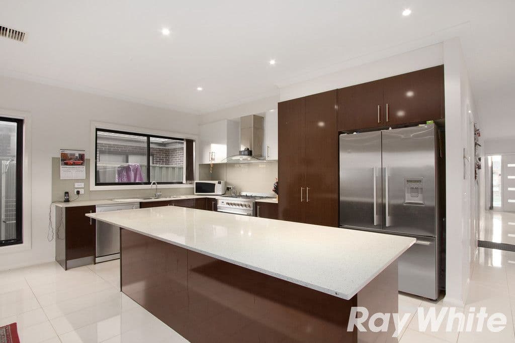 9 Charolais Court, Pakenham VIC 3810, Pakenham - Thumbnail 2
