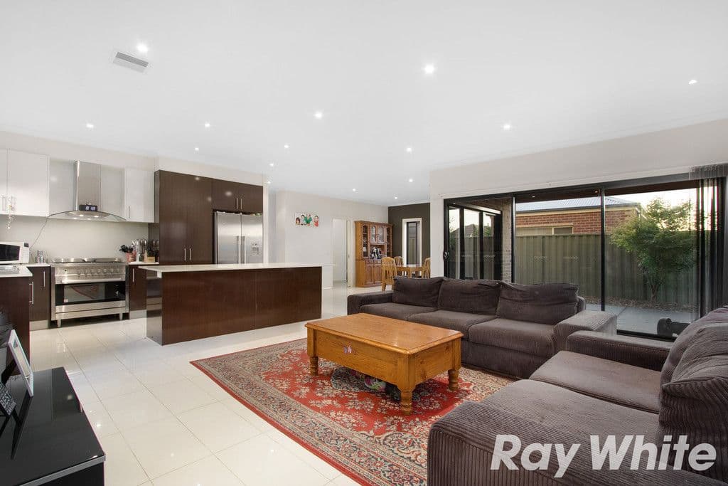 9 Charolais Court, Pakenham VIC 3810, Pakenham - Thumbnail 3