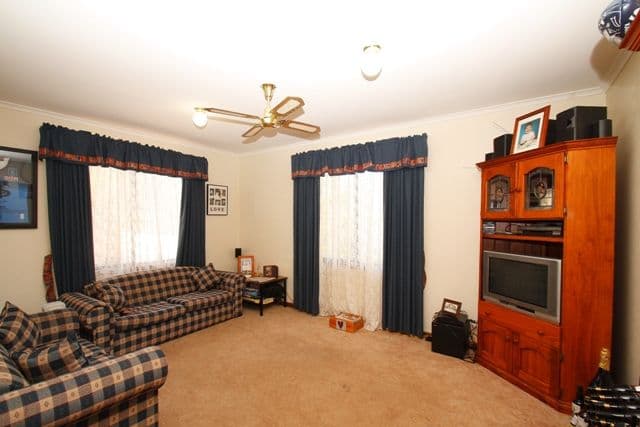 2 Eringa Avenue, LOXTON SA 5333, Loxton - Thumbnail 2