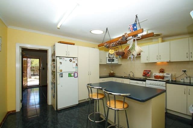 2 Eringa Avenue, LOXTON SA 5333, Loxton - Thumbnail 5