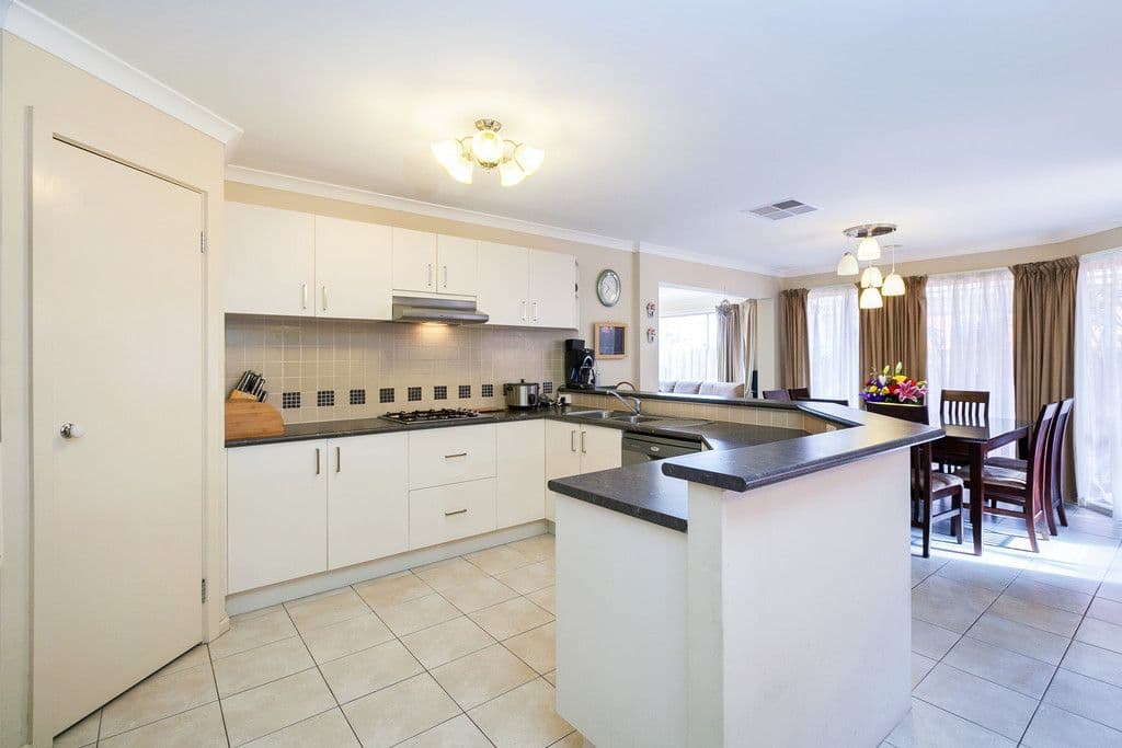 16 Penola Drive, SOUTH MORANG VIC 3752, South Morang - Thumbnail 6
