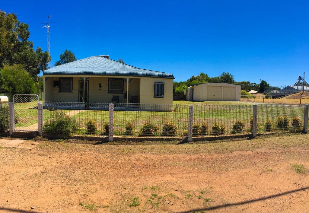 3 Crescent Street, Narrandera - Image 1