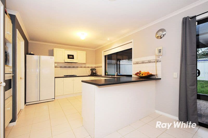 4 Oakmont Place, CRANBOURNE WEST VIC 3977, Cranbourne West - Thumbnail 2
