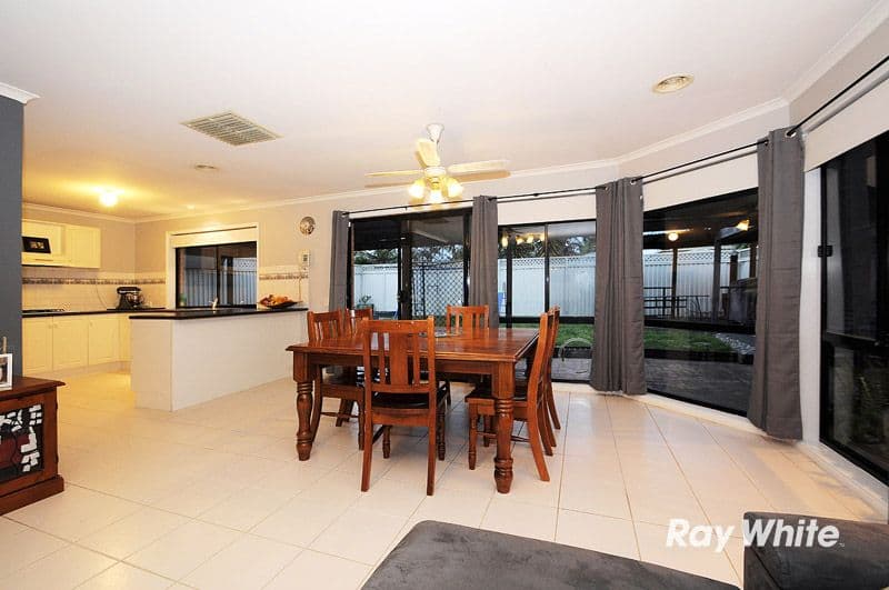 4 Oakmont Place, CRANBOURNE WEST VIC 3977, Cranbourne West - Thumbnail 3