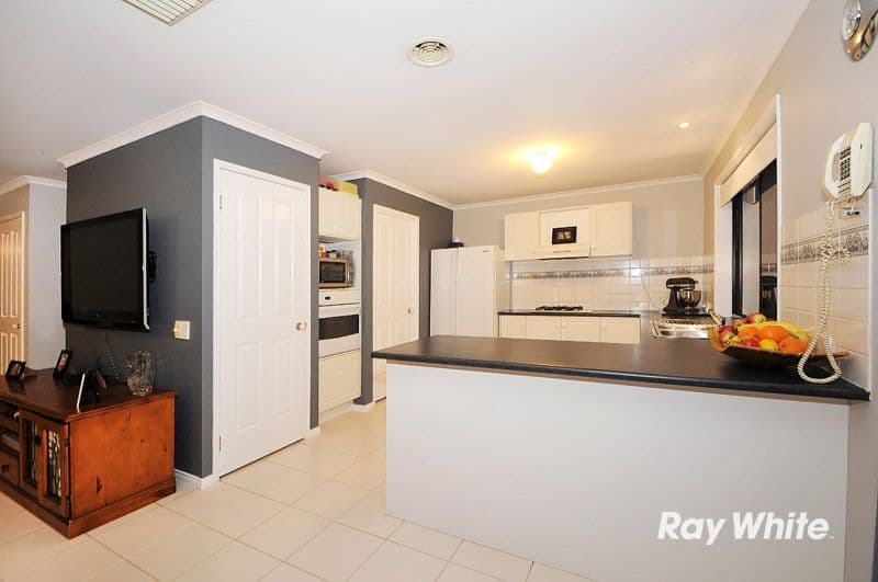 4 Oakmont Place, CRANBOURNE WEST VIC 3977, Cranbourne West - Thumbnail 5