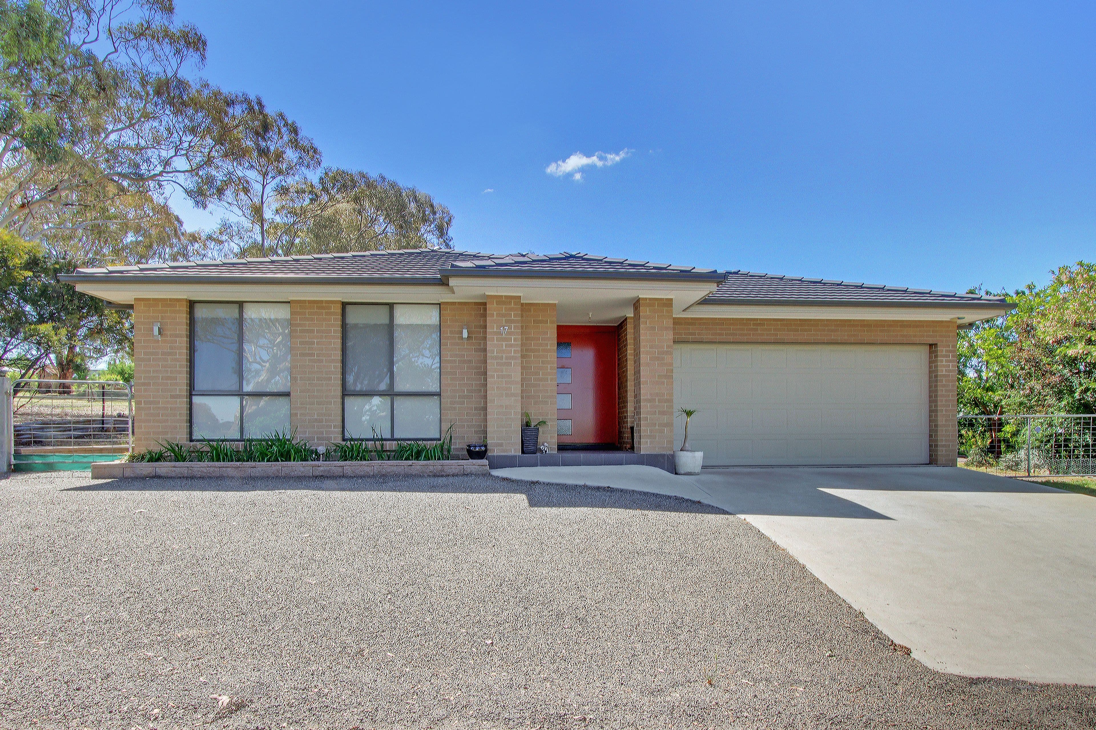 17 Saxby Lane, Gunning - Image 1