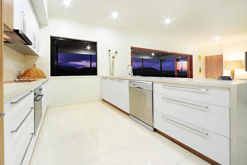 18 Whitehaven Crescent, CANNONVALE QLD 4802, Cannonvale - Thumbnail 2
