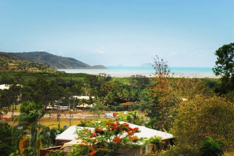 18 Whitehaven Crescent, CANNONVALE QLD 4802, Cannonvale - Thumbnail 4