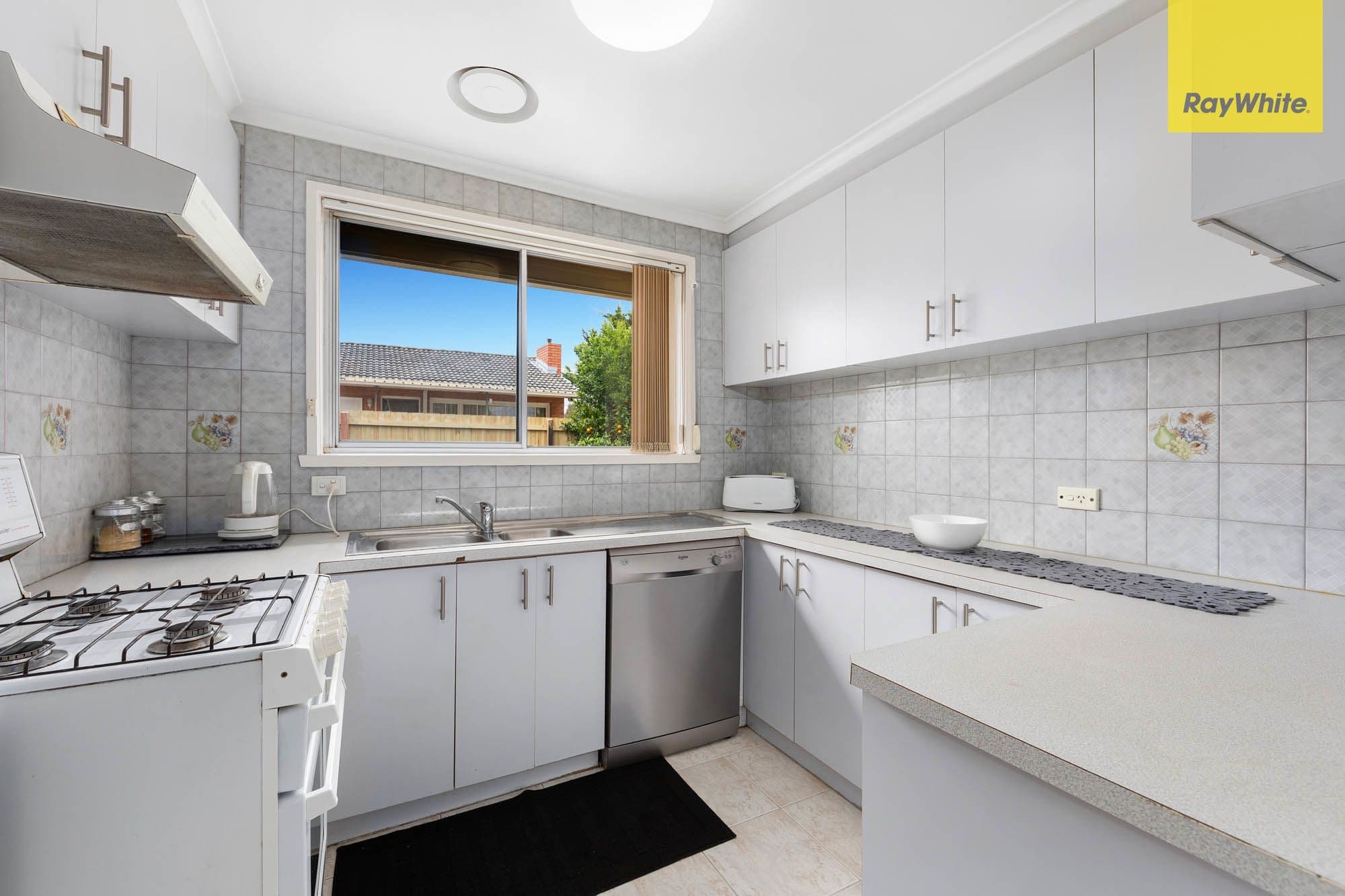8 Chelmsford Crescent, St Albans VIC 3021, St Albans - Thumbnail 5