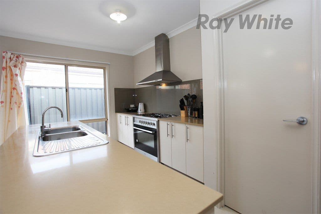 31 Regal Road, POINT COOK VIC 3030, Point Cook - Thumbnail 3