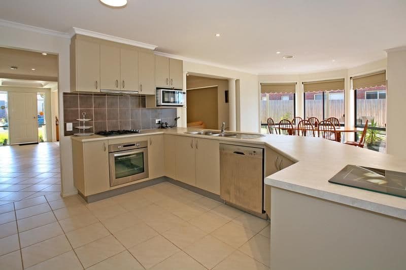 17 Hewat Drive, HIGHTON VIC 3216, Highton - Thumbnail 2