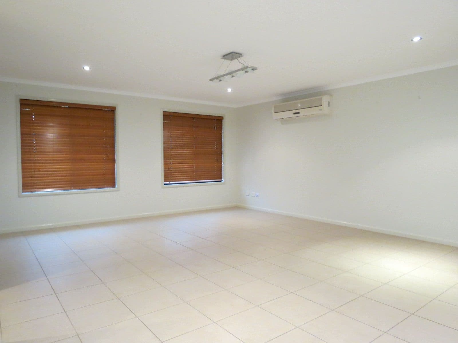 10 Mooney Crescent, Emerald QLD 4720, Emerald - Thumbnail 7