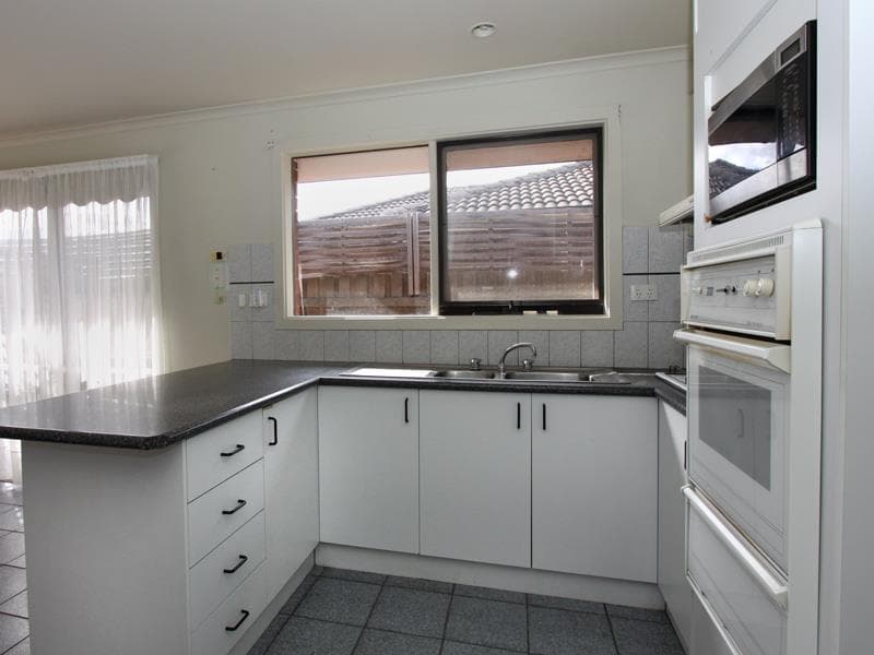 8/7 Underwood Street, Hoppers Crossing - Thumbnail 2
