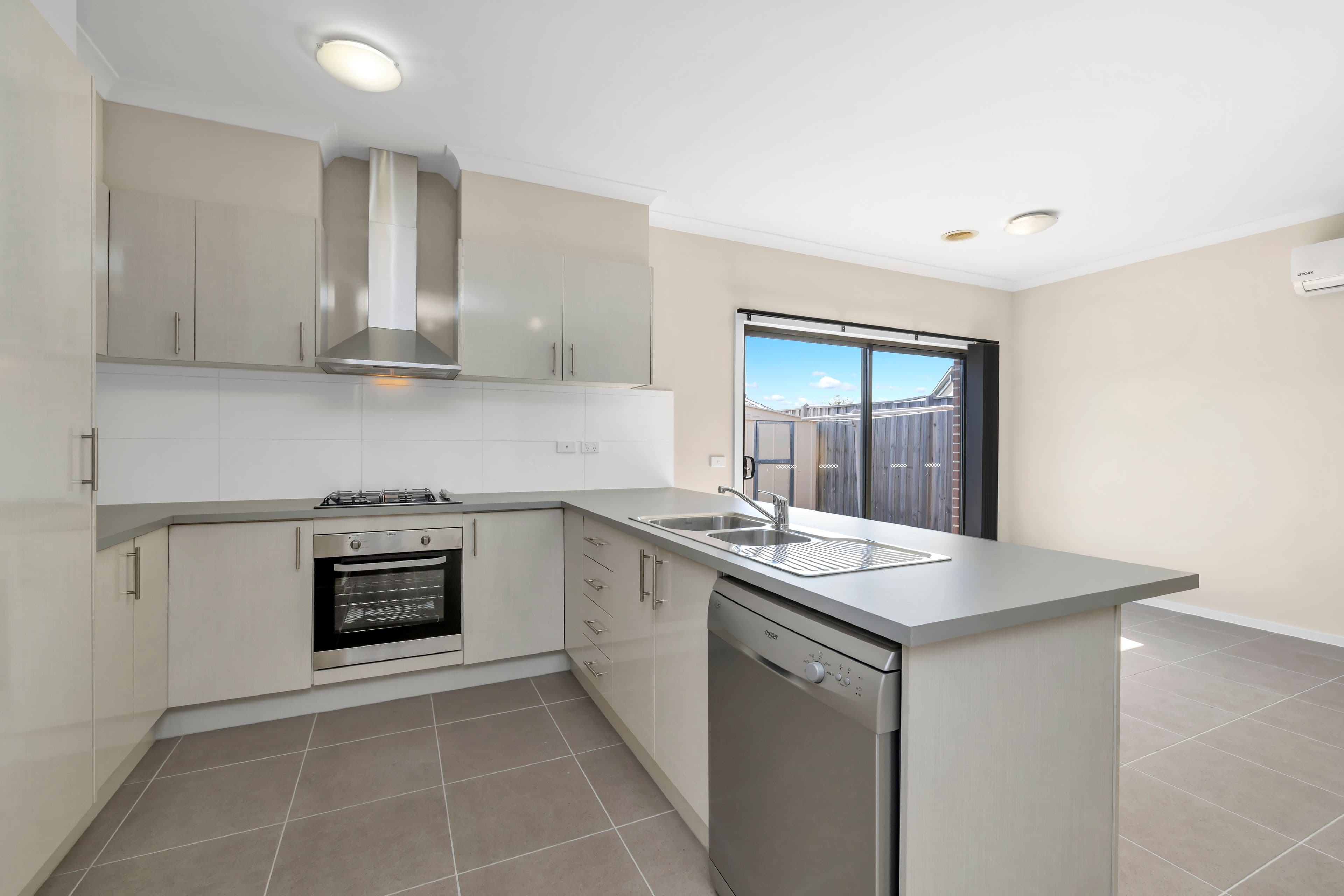 16 Caversham Drive, Pakenham VIC 3810, Pakenham - Thumbnail 4