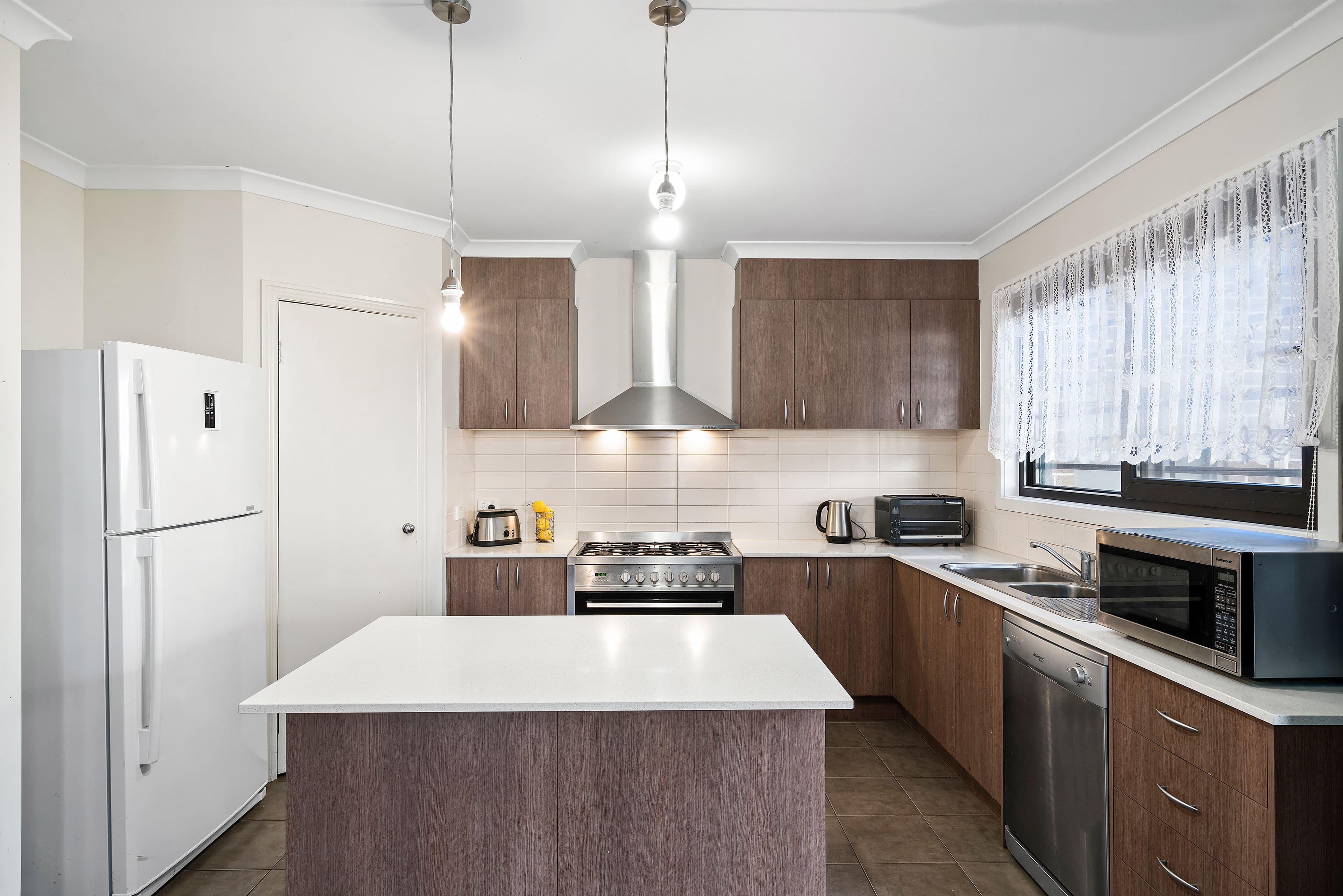 6 Roseberry Avenue, Sunbury VIC 3429, Sunbury - Thumbnail 4