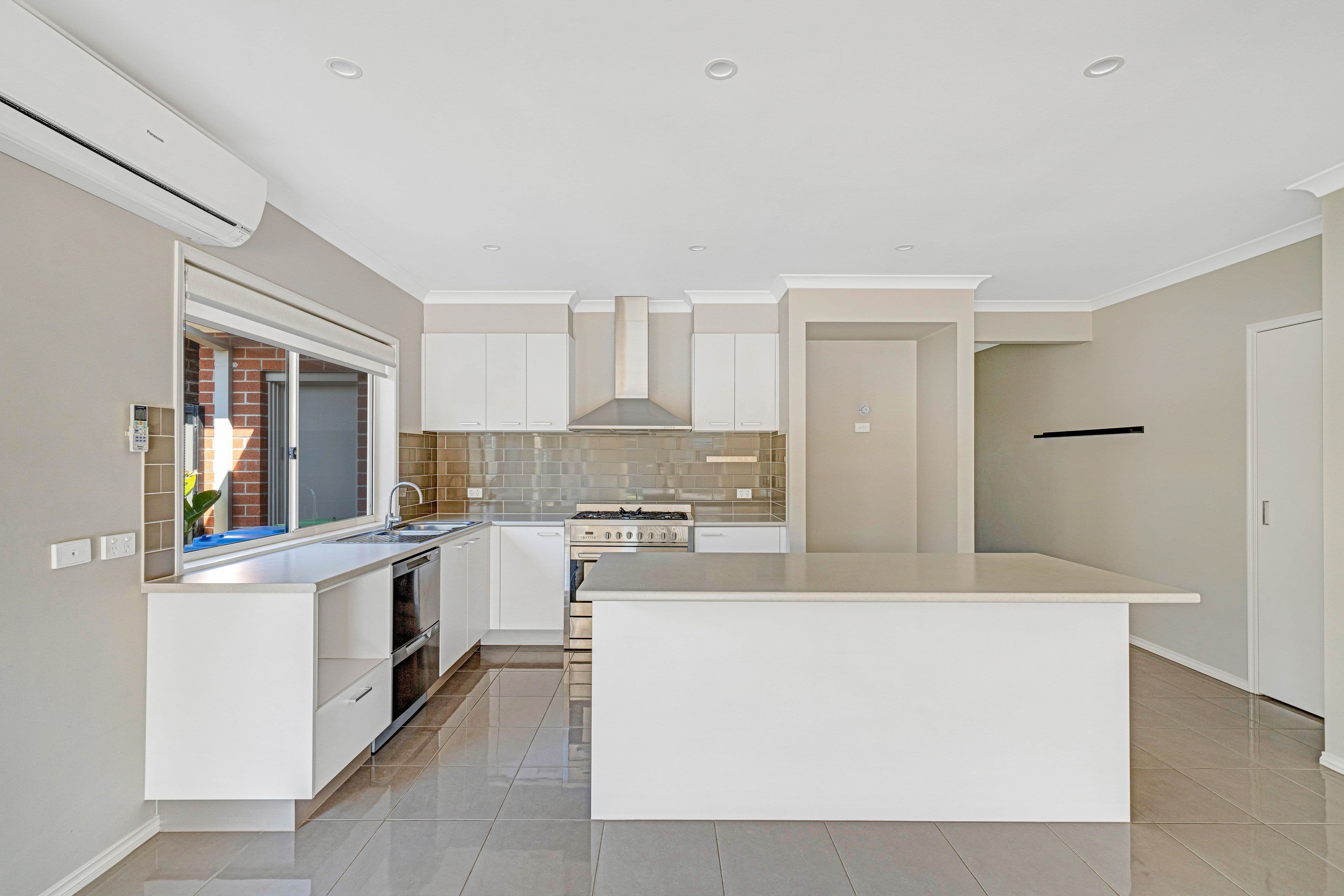 7 Hanoverian Street, Clyde North VIC 3978, Clyde North - Thumbnail 4