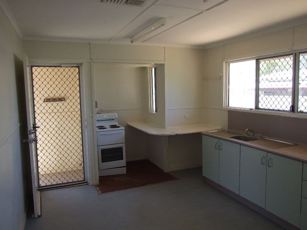 7 Chirnside Street, WINTON QLD 4735, Winton - Thumbnail 2