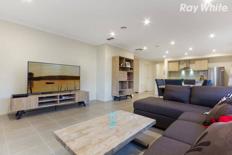 10 Fairlight Avenue, Keysborough VIC 3173, Keysborough - Thumbnail 2