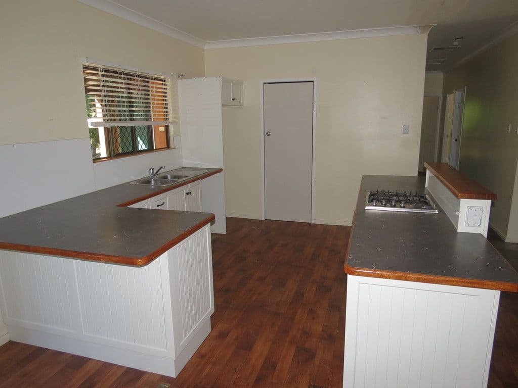 18 Morse Street, Emerald QLD 4720, Emerald - Thumbnail 3