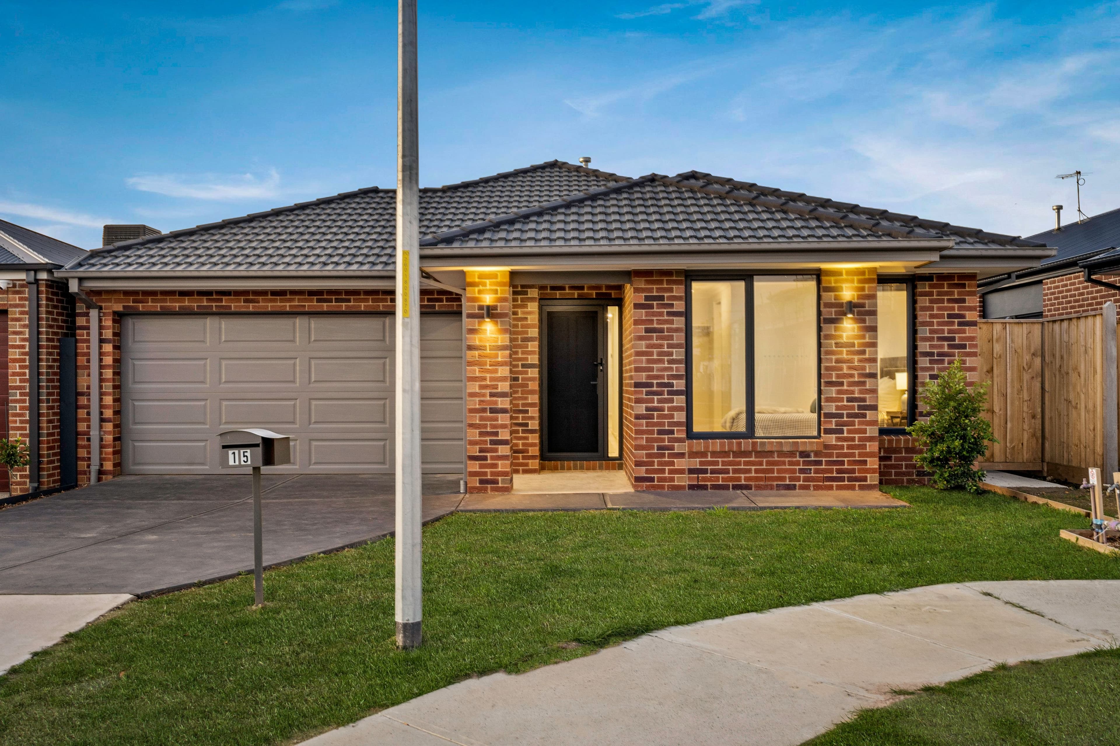 15 Wolverine Crescent, Clyde North VIC 3978, Clyde North - Thumbnail 2