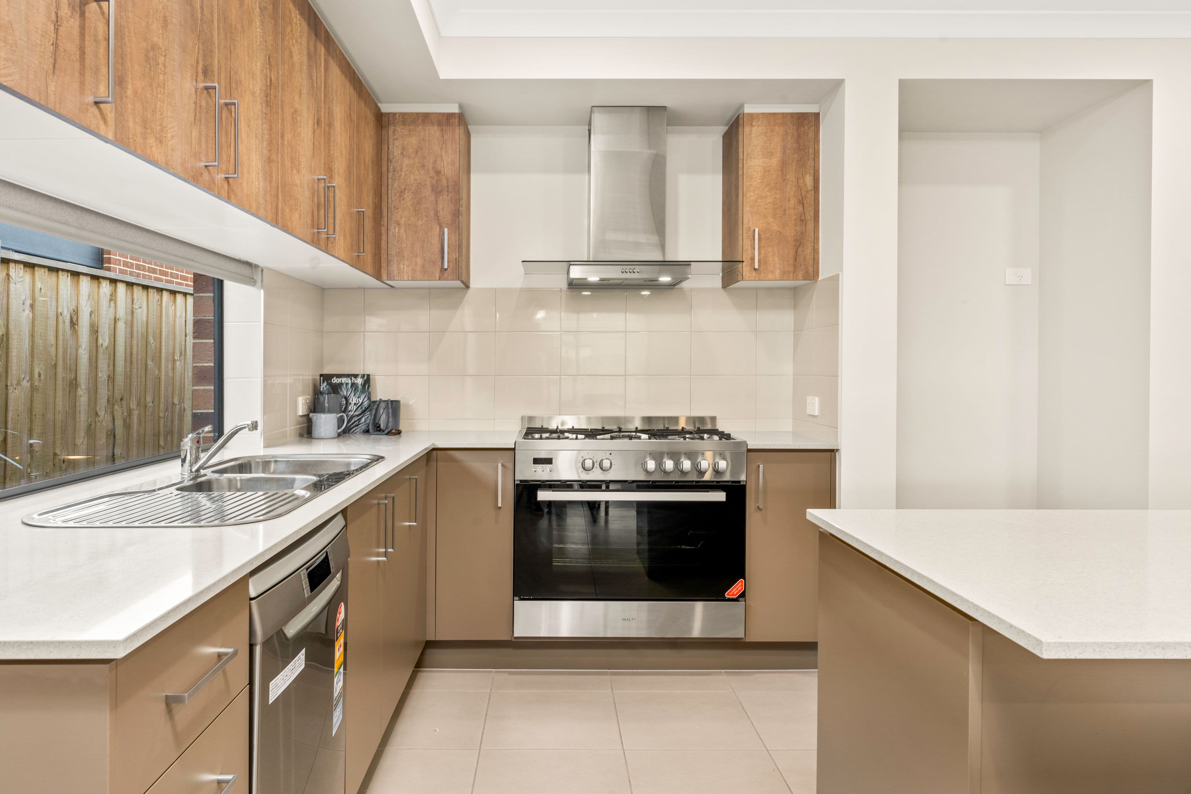 15 Wolverine Crescent, Clyde North VIC 3978, Clyde North - Thumbnail 5