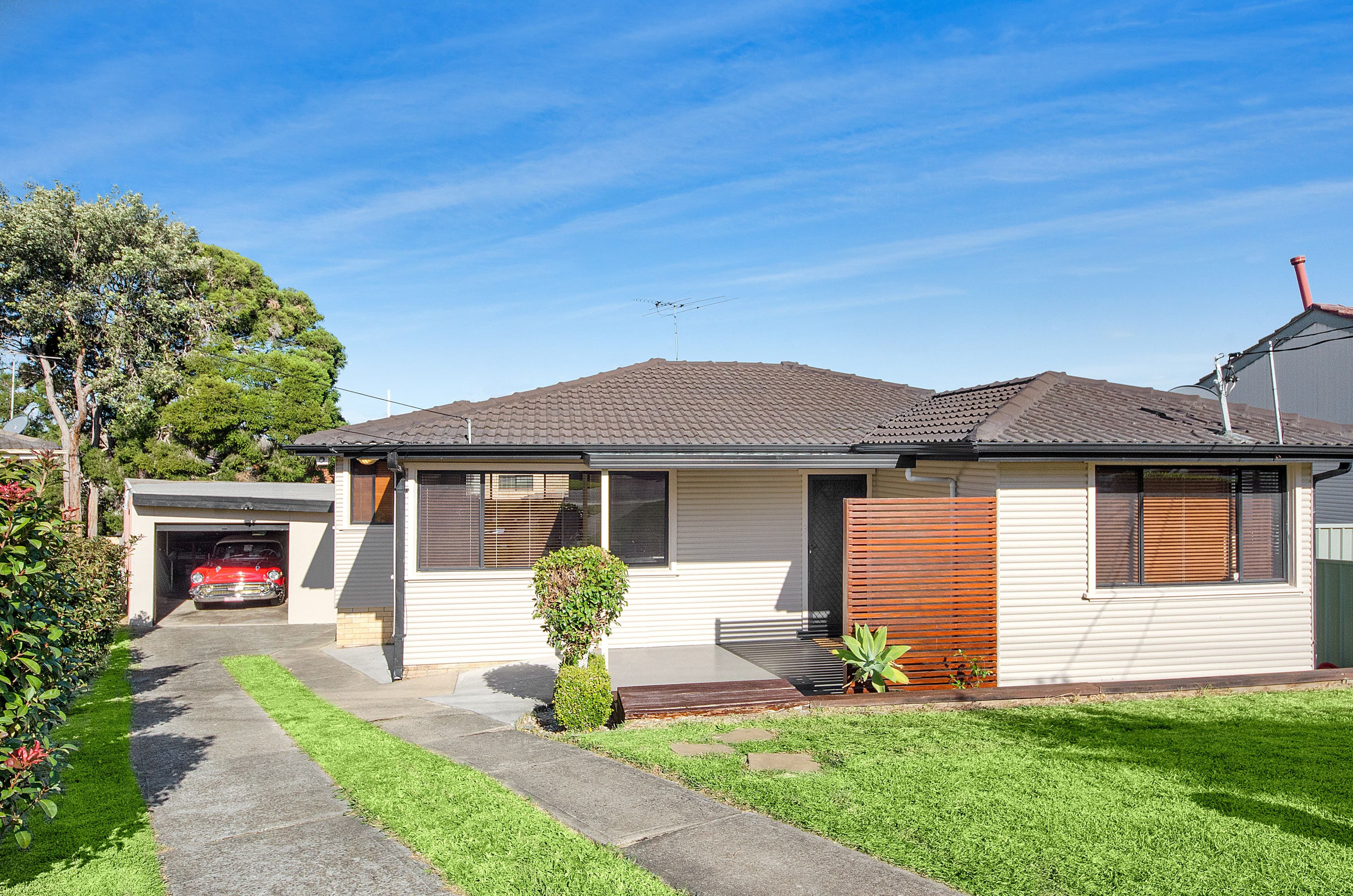 17 Lofts Avenue, Roselands - Image 1