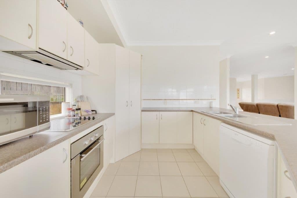 16 Viewpoint Way, New Auckland QLD 4680, New Auckland - Thumbnail 2
