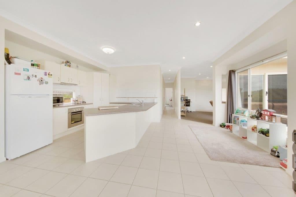 16 Viewpoint Way, New Auckland QLD 4680, New Auckland - Thumbnail 3