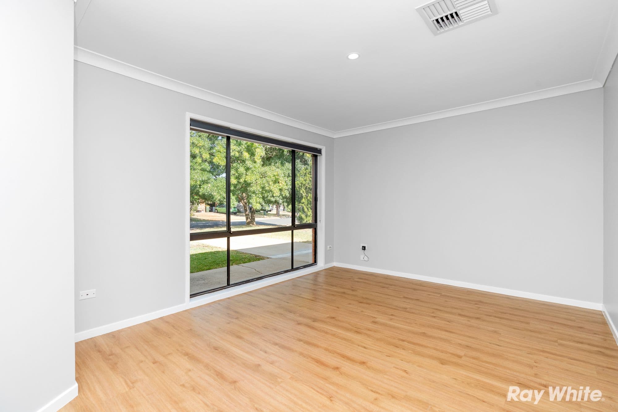 8 Juniper Place, FOREST HILL NSW 2651, Forest Hill - Thumbnail 2