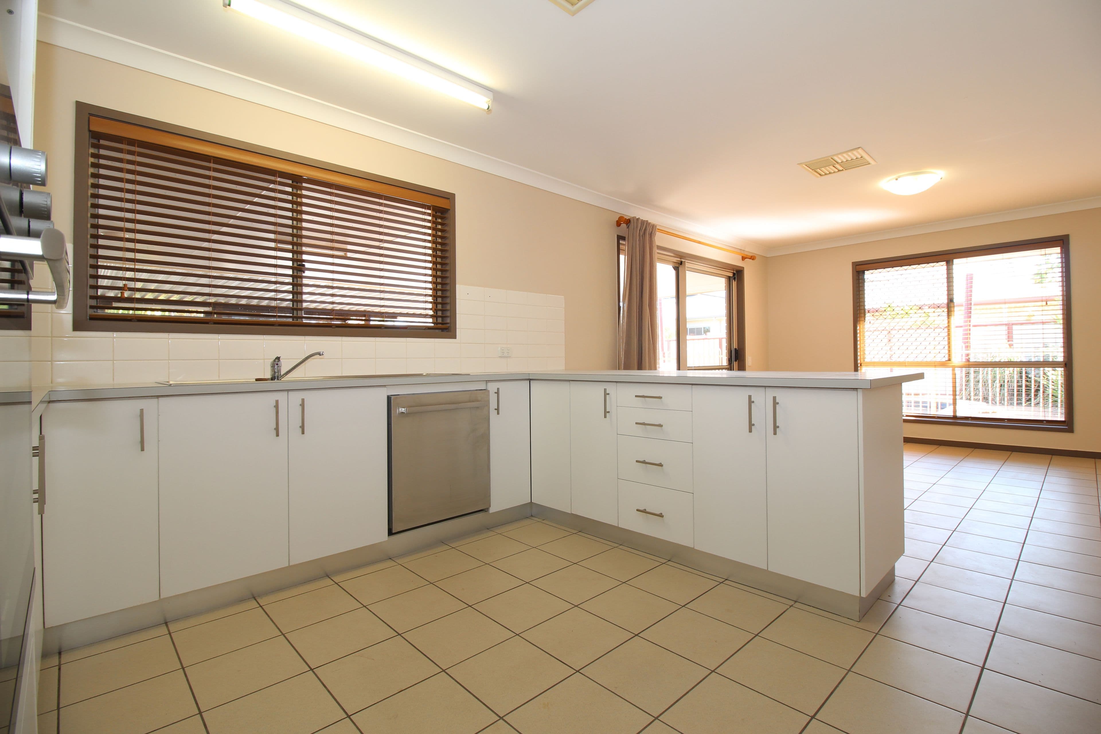 34 Cowan Crescent, Emerald QLD 4720, Emerald - Thumbnail 5