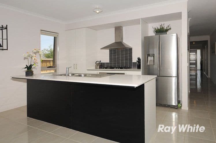 2 Watford Avenue, Cranbourne West VIC 3977, Cranbourne West - Thumbnail 2