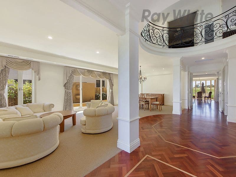 12 Sandlewood Lane, Sanctuary Lakes VIC 3030, Sanctuary Lakes - Thumbnail 2