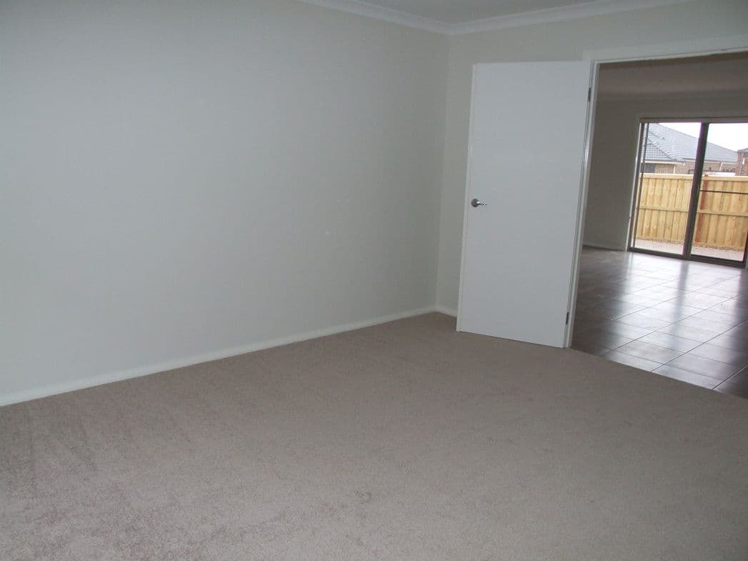 2 Finlay Avenue, MELTON WEST VIC 3337, Melton West - Thumbnail 2