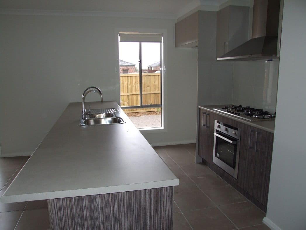 2 Finlay Avenue, MELTON WEST VIC 3337, Melton West - Thumbnail 3