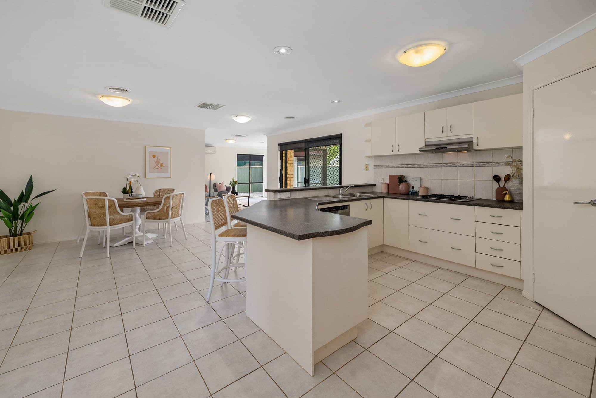 11 Chesterfield Drive, Wyndham Vale VIC 3024, Wyndham Vale - Thumbnail 3